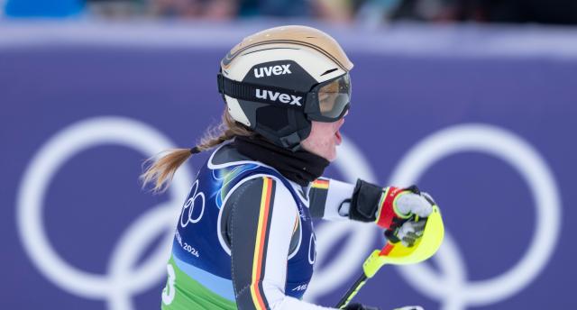 (260210) -- CORTINA D'AMPEZZO, Feb. 10, 2026 (Xinhua) -- Emma Aicher of Germany celebrates after the slalom of the alpine skiing women's team combined at the Milan-Cortina 2026 Olympic Winter Games in Cortina, Italy, Feb. 10, 2026. (Xinhua/Fei Maohua)
