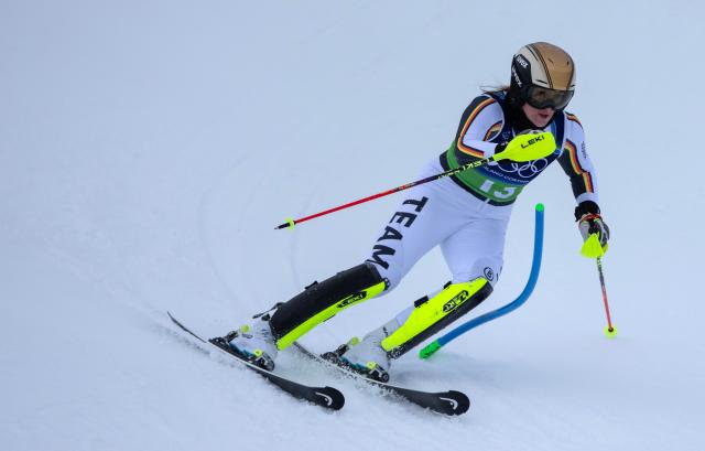 (260210) -- CORTINA D'AMPEZZO, Feb. 10, 2026 (Xinhua) -- Emma Aicher of Germany competes during the slalom of the alpine skiing women's team combined at the Milan-Cortina 2026 Olympic Winter Games in Cortina, Italy, Feb. 10, 2026. (Xinhua/Fei Maohua)