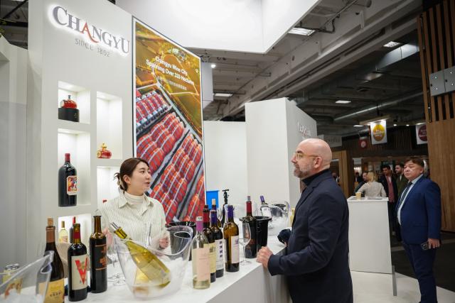 (260210) -- PARIS, Feb. 10, 2026 (Xinhua) -- A customer visits the Changyu stand at the Wine Paris 2026 fair, at the Porte de Versailles exhibition center in Paris, France, Feb. 10, 2026. (Photo by Aurelien Morissard/Xinhua)