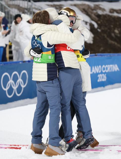 (260210) -- PREDAZZO, Feb. 10, 2026 (Xinhua) -- Athletes of Norway celebrate after the ski jumping mixed team final round match at the Milan-Cortina 2026 Olympic Winter Games in Predazzo, Italy, Feb. 10, 2026. (Xinhua/Huang Wei)