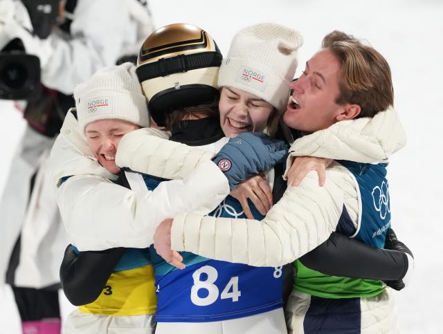 (260210) -- PREDAZZO, Feb. 10, 2026 (Xinhua) -- Athletes of Norway celebrate after the ski jumping mixed team match at the Milan-Cortina 2026 Olympic Winter Games in Predazzo, Italy, Feb. 10, 2026. (Xinhua/Meng Yongmin)