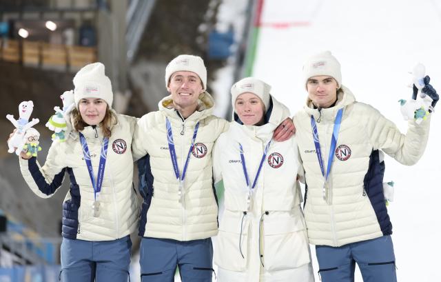 (260210) -- PREDAZZO, Feb. 10, 2026 (Xinhua) -- Silver medalists Anna Odine Stroem, Kristoffer Eriksen Sundal, Eirin Maria Kvandal, and Marius Lindvik of Norway pose for a photo during the awarding ceremony of the ski jumping mixed team match at the Milan-Cortina 2026 Olympic Winter Games in Predazzo, Italy, Feb. 10, 2026. (Xinhua/Huang Wei)