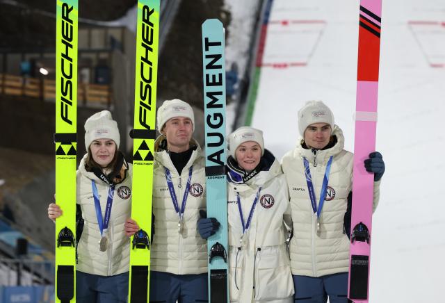 (260210) -- PREDAZZO, Feb. 10, 2026 (Xinhua) -- Silver medalists Anna Odine Stroem, Kristoffer Eriksen Sundal, Eirin Maria Kvandal, and Marius Lindvik of Norway pose for a photo during the awarding ceremony of the ski jumping mixed team match at the Milan-Cortina 2026 Olympic Winter Games in Predazzo, Italy, Feb. 10, 2026. (Xinhua/Huang Wei)