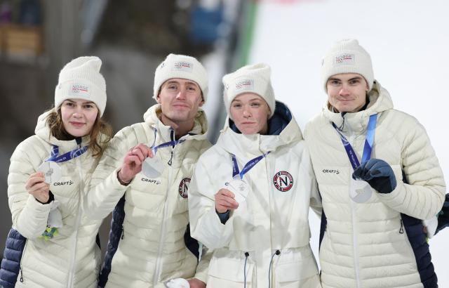 (260210) -- PREDAZZO, Feb. 10, 2026 (Xinhua) -- Silver medalists Anna Odine Stroem, Kristoffer Eriksen Sundal, Eirin Maria Kvandal, and Marius Lindvik of Norway pose for a photo during the awarding ceremony of the ski jumping mixed team match at the Milan-Cortina 2026 Olympic Winter Games in Predazzo, Italy, Feb. 10, 2026. (Xinhua/Huang Wei)