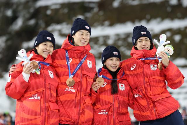 (260210) -- PREDAZZO, Feb. 10, 2026 (Xinhua) -- Bronze medalists Maruyama Nozomi, Kobayashi Ryoyu, Takanashi Sara and Nikaido Ren of Japan pose for a photo during the awarding ceremony of the ski jumping mixed team match at the Milan-Cortina 2026 Olympic Winter Games in Predazzo, Italy, Feb. 10, 2026. (Xinhua/Huang Wei)
