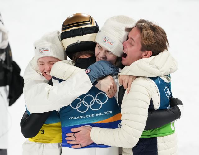 (260210) -- PREDAZZO, Feb. 10, 2026 (Xinhua) -- Athletes of Norway celebrate after the ski jumping mixed team match at the Milan-Cortina 2026 Olympic Winter Games in Predazzo, Italy, Feb. 10, 2026. (Xinhua/Meng Yongmin)