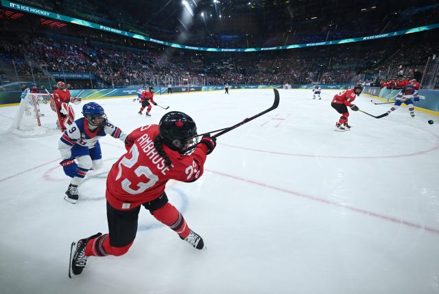 (260210) -- MILAN, Feb. 10, 2026 (Xinhua) -- Erin Ambrose of Canada competes during the ice hockey women's preliminary round group A match between Canada and the United States at the Milan-Cortina 2026 Olympic Winter Games in Milan, Italy, Feb. 10, 2026. (Xinhua/Zhang Haofu)
