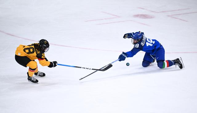 (260210) -- MILAN, Feb. 10, 2026 (Xinhua) -- Katarina Jobst-Smith (L) of Germany vies with Kris della Rovere of Italy during the ice hockey women's preliminary round group B match between Germany and Italy of the Milan-Cortina 2026 Olympic Winter Games in Milan, Italy, Feb. 10, 2026. (Xinhua/Tao Xiyi)