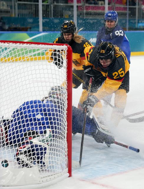 (260210) -- MILAN, Feb. 10, 2026 (Xinhua) -- Laura Kluge (front, R) of Germany scores during the ice hockey women's preliminary round group B match between Germany and Italy of the Milan-Cortina 2026 Olympic Winter Games in Milan, Italy, Feb. 10, 2026. (Xinhua/Wang Kaiyan)