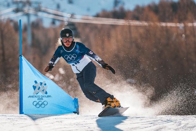 (260211) -- LIVIGNO, Feb. 11, 2026 (Xinhua) -- Takeuchi Tomoka of Japan competes during the qualification of snowboard women's parallel giant slalom at the Milan-Cortina 2026 Olympic Winter Games in Livigno, Italy, Feb. 8, 2026. (Xinhua/Hu Chao)