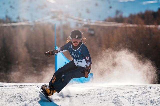 (260211) -- LIVIGNO, Feb. 11, 2026 (Xinhua) -- Takeuchi Tomoka of Japan competes during the qualification of snowboard women's parallel giant slalom at the Milan-Cortina 2026 Olympic Winter Games in Livigno, Italy, Feb. 8, 2026. (Xinhua/Hu Chao)