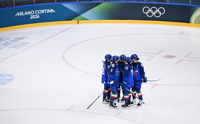 (260211) -- MILAN, Feb. 11, 2026 (Xinhua) -- Players of Italy gather together before a period during the ice hockey women's preliminary round group B match between Germany and Italy of the Milan-Cortina 2026 Olympic Winter Games in Milan, Italy, Feb. 10, 2026. (Xinhua/Tao Xiyi)