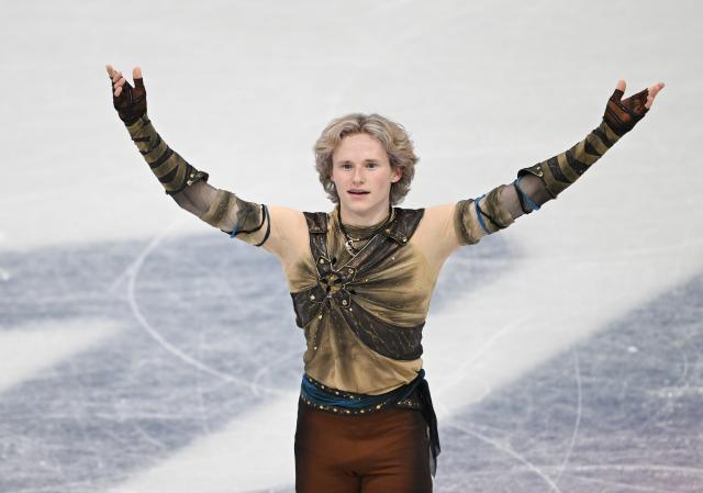 (260211) -- MILAN, Feb. 11, 2026 (Xinhua) -- Ilia Malinin of the United States greets the spectators after his performance during the short program competition of figure skating men single skating at the Milan-Cortina 2026 Olympic Winter Games in Milan, Italy, Feb. 10, 2026. (Xinhua/Cheng Min)