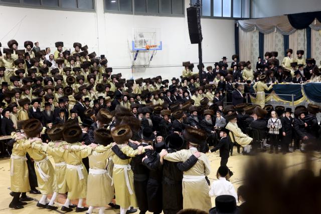 (260211) -- JERUSALEM, Feb. 11, 2026 (Xinhua) -- This photo taken on Feb. 9, 2026 shows the scene of a traditional Jewish wedding in an Ultra-Orthodox Jewish community near Jerusalem. A newly-wed Jewish couple celebrated their traditional wedding in a community near Jerusalem from Monday night till Tuesday morning.
  The celebrations, featuring prayers, dancing and traditional rituals, lasted for nearly 12 hours and attended by over 10,000 people, being one of the largest traditional Jewish weddings in recent years. (Photo by Gil Cohen Magen/Xinhua)