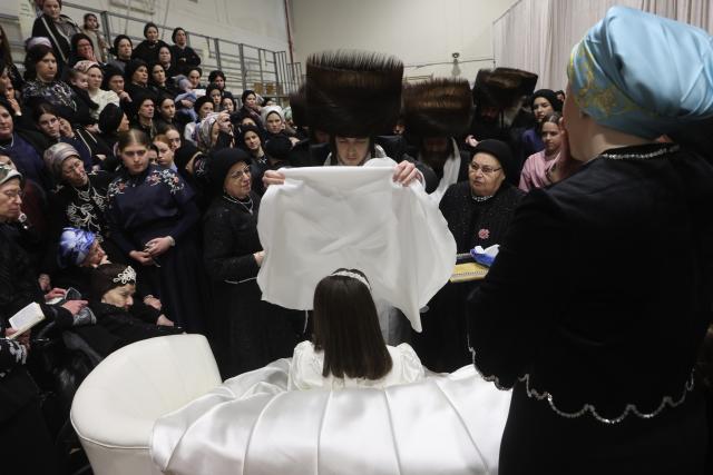(260211) -- JERUSALEM, Feb. 11, 2026 (Xinhua) -- A couple attend their traditional Jewish wedding near Jerusalem, Feb. 9, 2026. A newly-wed Jewish couple celebrated their traditional wedding in a community near Jerusalem from Monday night till Tuesday morning.
  The celebrations, featuring prayers, dancing and traditional rituals, lasted for nearly 12 hours and attended by over 10,000 people, being one of the largest traditional Jewish weddings in recent years. (Photo by Gil Cohen Magen/Xinhua)