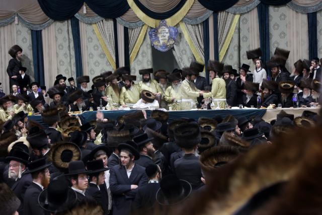 (260211) -- JERUSALEM, Feb. 11, 2026 (Xinhua) -- This photo taken on Feb. 9, 2026 shows the scene of a traditional Jewish wedding in an Ultra-Orthodox Jewish community near Jerusalem. A newly-wed Jewish couple celebrated their traditional wedding in a community near Jerusalem from Monday night till Tuesday morning.
  The celebrations, featuring prayers, dancing and traditional rituals, lasted for nearly 12 hours and attended by over 10,000 people, being one of the largest traditional Jewish weddings in recent years. (Photo by Gil Cohen Magen/Xinhua)