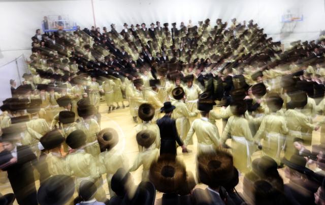 (260211) -- JERUSALEM, Feb. 11, 2026 (Xinhua) -- This photo taken on Feb. 10, 2026 shows the scene of a traditional Jewish wedding in an Ultra-Orthodox Jewish community near Jerusalem. A newly-wed Jewish couple celebrated their traditional wedding in a community near Jerusalem from Monday night till Tuesday morning.
  The celebrations, featuring prayers, dancing and traditional rituals, lasted for nearly 12 hours and attended by over 10,000 people, being one of the largest traditional Jewish weddings in recent years. (Photo by Gil Cohen Magen/Xinhua)