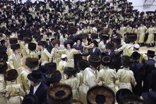 (260211) -- JERUSALEM, Feb. 11, 2026 (Xinhua) -- This photo taken on Feb. 10, 2026 shows the scene of a traditional Jewish wedding in an Ultra-Orthodox Jewish community near Jerusalem. A newly-wed Jewish couple celebrated their traditional wedding in a community near Jerusalem from Monday night till Tuesday morning.
  The celebrations, featuring prayers, dancing and traditional rituals, lasted for nearly 12 hours and attended by over 10,000 people, being one of the largest traditional Jewish weddings in recent years. (Photo by Gil Cohen Magen/Xinhua)
