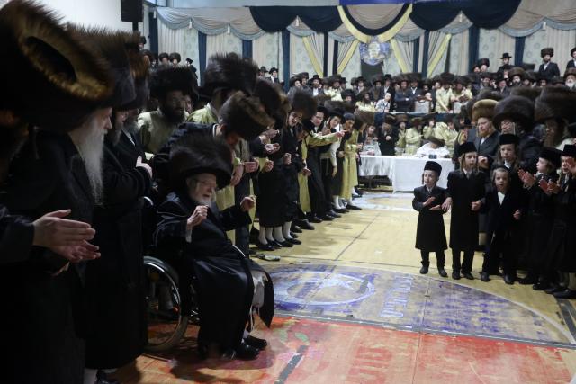 (260211) -- JERUSALEM, Feb. 11, 2026 (Xinhua) -- This photo taken on Feb. 10, 2026 shows the scene of a traditional Jewish wedding in an Ultra-Orthodox Jewish community near Jerusalem. A newly-wed Jewish couple celebrated their traditional wedding in a community near Jerusalem from Monday night till Tuesday morning.
  The celebrations, featuring prayers, dancing and traditional rituals, lasted for nearly 12 hours and attended by over 10,000 people, being one of the largest traditional Jewish weddings in recent years. (Photo by Gil Cohen Magen/Xinhua)
