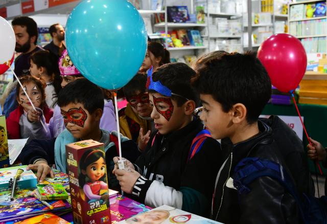 (260211) -- DAMASCUS, Feb. 11, 2026 (Xinhua) -- Children browse kids' books at the International Book Fair in Damascus, Syria, Feb. 10, 2026. (Photo by Ammar Safarjalani/Xinhua)