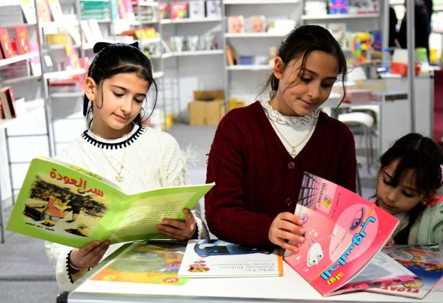 (260211) -- DAMASCUS, Feb. 11, 2026 (Xinhua) -- Children browse kids' books at the International Book Fair in Damascus, Syria, Feb. 10, 2026. (Photo by Ammar Safarjalani/Xinhua)