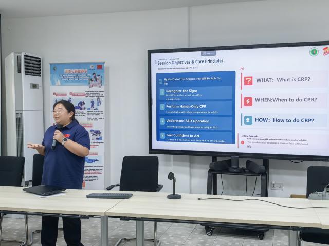 (260211) -- FREETOWN, Feb. 11, 2026 (Xinhua) -- A member of the 26th batch of Chinese medical team gives a lecture on the theory of cardiopulmonary resuscitation to the United Nations Children's Fund (UNICEF) Sierra Leone staff in Freetown, Sierra Leone on Feb. 9, 2026. The 26th batch of Chinese medical team provided an on-site first aid training program for the United Nations Children's Fund (UNICEF) Sierra Leone staff at the UNICEF Head Office in Freetown on Monday. (The 26th batch of the Chinese medical team to Sierra Leone/Handout via Xinhua)