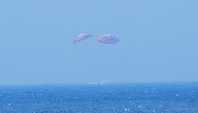 (260211) -- WENCHANG, Feb. 11, 2026 (Xinhua) -- The return capsule of China's new-generation Mengzhou crewed spaceship safely splashes down in the predetermined sea area during a flight test, Feb. 11, 2026. A low-altitude demonstration and verification flight test for the Long March-10 carrier rocket and a maximum dynamic pressure abort flight test for the new-generation crewed spaceship system Mengzhou are successfully conducted at the Wenchang Spacecraft Launch Site in south China's Hainan Province on Wednesday. (Photo by Wang Heng/Xinhua)