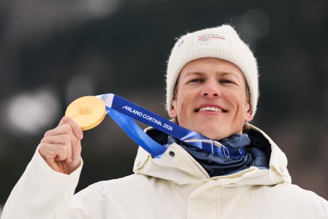 (260211) -- BEIJING, Feb. 11, 2026 (Xinhua) -- Gold medalist Johannes Hoesflot Klaebo of Norway displays his medal during the awarding ceremony of the cross-country skiing men's sprint classic at the Milano Cortina 2026 Olympic Winter Games in Tesero, Italy, Feb. 10, 2026. (Xinhua/Peng Ziyang)