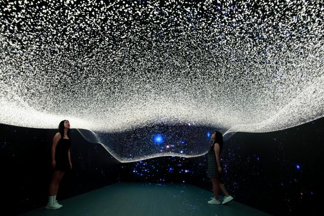 (260211) -- BEIJING, Feb. 11, 2026 (Xinhua) -- People enjoy a space-themed immersive digital experience exhibition at DigiPark Sydney in Sydney, Australia, Feb. 10, 2026. (Xinhua/Ma Ping)