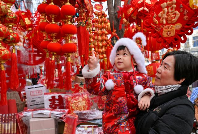 (260211) -- BEIJING, Feb. 11, 2026 (Xinhua) -- People buy decorations for the upcoming Spring Festival at a market in Xiayi County, Shangqiu City, central China's Henan Province, Feb. 10, 2026. (Photo by Miao Yucai/Xinhua)