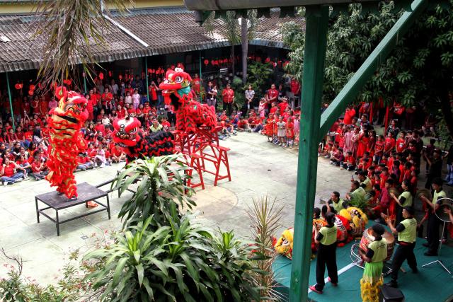 (260211) -- SURAKARTA, Feb. 11, 2026 (Xinhua) -- Elementary students watch a lion dance performance to welcome the Chinese New Year in Surakarta, Central Java, Indonesia, Feb. 10, 2026. (Photo by Bram Selo/Xinhua)