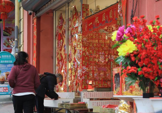 (260211) -- SAN FRANCISCO, Feb. 11, 2026 (Xinhua) -- People buy festive items at the Chinatown in San Francisco, the United States, Feb. 10, 2026. (Photo by Liu Yilin/Xinhua)