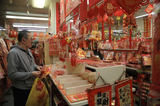 (260211) -- SAN FRANCISCO, Feb. 11, 2026 (Xinhua) -- People buy festive items at the Chinatown in San Francisco, the United States, Feb. 10, 2026. (Photo by Liu Yilin/Xinhua)