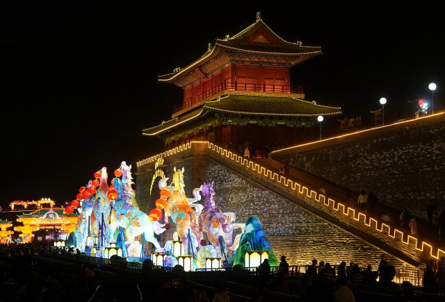 (260211) -- SHIJIAZHUANG, Feb. 11, 2026 (Xinhua) -- People enjoy lanterns at the Zhengding ancient city in Shijiazhuang, north China's Hebei Province, Feb. 10, 2026. With the Spring Festival approaching, festive events are held across China to usher in the holiday. (Xinhua/Yang Shiyao)