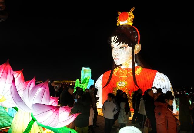 (260211) -- SHIJIAZHUANG, Feb. 11, 2026 (Xinhua) -- People enjoy lanterns at the Zhengding ancient city in Shijiazhuang, north China's Hebei Province, Feb. 10, 2026. With the Spring Festival approaching, festive events are held across China to usher in the holiday. (Xinhua/Yang Shiyao)