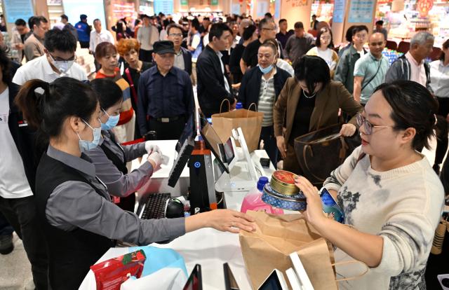 (260211) -- HAIKOU, Feb. 11, 2026 (Xinhua) -- Customers select goods at a daily consumer goods duty-free shop for island residents in Haikou, south China's Hainan, Feb. 11, 2026. The first batch of daily consumer goods duty-free shops for island residents in south China's Hainan Province opened on Wednesday.
   The layout for the first five daily consumer goods duty-free shops is three in Haikou, one in Sanya, and one in Danzhou.
   Each eligible resident is granted an annual duty-free shopping quota of 10,000 yuan (about 1,437 U.S. dollars), with no limit on the number of purchases. The policy covers daily necessities, including specified food and beverages, daily chemical products, household goods, and maternal and child supplies. (Xinhua/Guo Cheng)