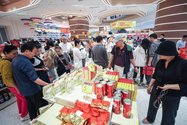 (260211) -- HAIKOU, Feb. 11, 2026 (Xinhua) -- Customers select goods at a daily consumer goods duty-free shop for island residents in Haikou, south China's Hainan, Feb. 11, 2026. The first batch of daily consumer goods duty-free shops for island residents in south China's Hainan Province opened on Wednesday.
   The layout for the first five daily consumer goods duty-free shops is three in Haikou, one in Sanya, and one in Danzhou.
   Each eligible resident is granted an annual duty-free shopping quota of 10,000 yuan (about 1,437 U.S. dollars), with no limit on the number of purchases. The policy covers daily necessities, including specified food and beverages, daily chemical products, household goods, and maternal and child supplies. (Xinhua/Zhang Liyun)