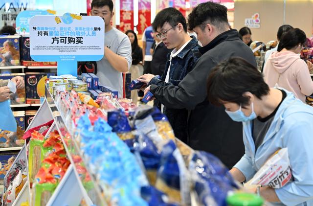 (260211) -- HAIKOU, Feb. 11, 2026 (Xinhua) -- Customers select goods at a daily consumer goods duty-free shop for island residents in Haikou, south China's Hainan, Feb. 11, 2026. The first batch of daily consumer goods duty-free shops for island residents in south China's Hainan Province opened on Wednesday.
   The layout for the first five daily consumer goods duty-free shops is three in Haikou, one in Sanya, and one in Danzhou.
   Each eligible resident is granted an annual duty-free shopping quota of 10,000 yuan (about 1,437 U.S. dollars), with no limit on the number of purchases. The policy covers daily necessities, including specified food and beverages, daily chemical products, household goods, and maternal and child supplies. (Xinhua/Guo Cheng)