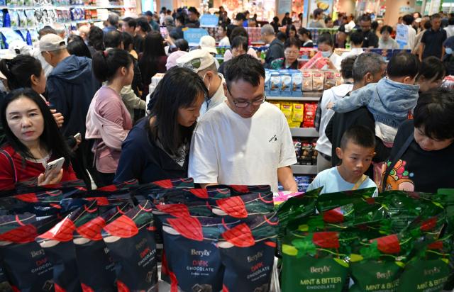 (260211) -- HAIKOU, Feb. 11, 2026 (Xinhua) -- Customers select goods at a daily consumer goods duty-free shop for island residents in Haikou, south China's Hainan, Feb. 11, 2026. The first batch of daily consumer goods duty-free shops for island residents in south China's Hainan Province opened on Wednesday.
   The layout for the first five daily consumer goods duty-free shops is three in Haikou, one in Sanya, and one in Danzhou.
   Each eligible resident is granted an annual duty-free shopping quota of 10,000 yuan (about 1,437 U.S. dollars), with no limit on the number of purchases. The policy covers daily necessities, including specified food and beverages, daily chemical products, household goods, and maternal and child supplies. (Xinhua/Guo Cheng)