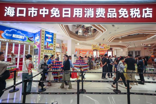 (260211) -- HAIKOU, Feb. 11, 2026 (Xinhua) -- Customers select goods at a daily consumer goods duty-free shop for island residents in Haikou, south China's Hainan, Feb. 11, 2026. The first batch of daily consumer goods duty-free shops for island residents in south China's Hainan Province opened on Wednesday.
   The layout for the first five daily consumer goods duty-free shops is three in Haikou, one in Sanya, and one in Danzhou.
   Each eligible resident is granted an annual duty-free shopping quota of 10,000 yuan (about 1,437 U.S. dollars), with no limit on the number of purchases. The policy covers daily necessities, including specified food and beverages, daily chemical products, household goods, and maternal and child supplies. (Xinhua/Zhang Liyun)