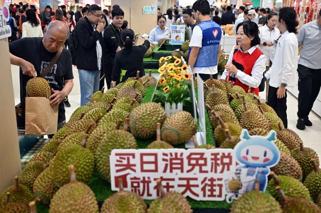 (260211) -- HAIKOU, Feb. 11, 2026 (Xinhua) -- Customers select goods at a daily consumer goods duty-free shop for island residents in Haikou, south China's Hainan, Feb. 11, 2026. The first batch of daily consumer goods duty-free shops for island residents in south China's Hainan Province opened on Wednesday.
   The layout for the first five daily consumer goods duty-free shops is three in Haikou, one in Sanya, and one in Danzhou.
   Each eligible resident is granted an annual duty-free shopping quota of 10,000 yuan (about 1,437 U.S. dollars), with no limit on the number of purchases. The policy covers daily necessities, including specified food and beverages, daily chemical products, household goods, and maternal and child supplies. (Xinhua/Guo Cheng)