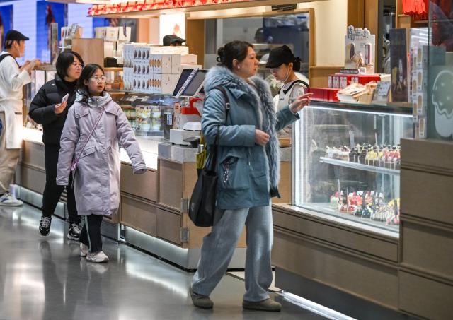 (260211) -- BEIJING, Feb. 11, 2026 (Xinhua) -- Customers visit a cake shop at a shopping mall in Beijing, capital of China, Feb. 11, 2026. China's consumer price index (CPI), a main gauge of inflation, edged up 0.2 percent year on year in January, official data showed on Wednesday. (Xinhua/Chen Yehua)