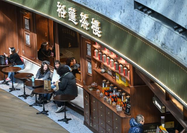 (260211) -- BEIJING, Feb. 11, 2026 (Xinhua) -- Customers take a break at a shopping mall in Beijing, capital of China, Feb. 11, 2026. China's consumer price index (CPI), a main gauge of inflation, edged up 0.2 percent year on year in January, official data showed on Wednesday. (Xinhua/Chen Yehua)
