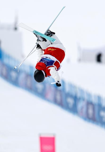 (260211) -- LIVIGNO, Feb. 11, 2026 (Xinhua) -- Li Ruilin of China competes during the freestyle skiing women's moguls qualification at the Milan-Cortina 2026 Olympic Winter Games in Livigno, Italy, Feb. 11, 2026. (Xinhua/Wang Peng)