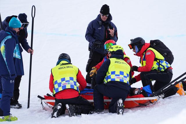 (260211) -- LIVIGNO, Feb. 11, 2026 (Xinhua) -- Liu Jiayu (bottom) of China receives medical attention during the women's snowboard halfpipe qualification at the Milan-Cortina 2026 Olympic Winter Games in Livigno, Italy, Feb. 11, 2026. (Xinhua/Wu Huiwo)