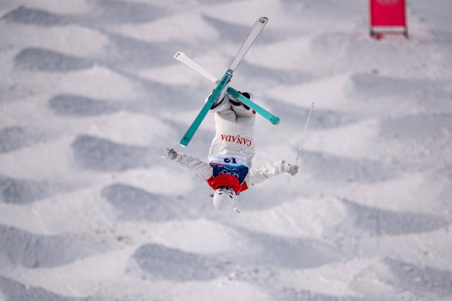 (260211) -- LIVIGNO, Feb. 11, 2026 (Xinhua) -- Jessica Linton of Canada competes during the freestyle skiing women's moguls qualification at the Milan-Cortina 2026 Olympic Winter Games in Livigno, Italy, Feb. 11, 2026. (Xinhua/Hu Chao)