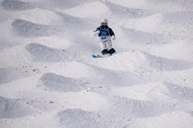 (260211) -- LIVIGNO, Feb. 11, 2026 (Xinhua) -- Yanagimoto Rino of Japan comeptes during the freestyle skiing women's moguls qualification at the Milan-Cortina 2026 Olympic Winter Games in Livigno, Italy, Feb. 11, 2026. (Xinhua/Hu Chao)