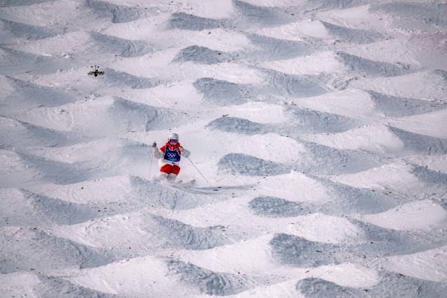 (260211) -- LIVIGNO, Feb. 11, 2026 (Xinhua) -- Jessica Linton of Canada competes during the freestyle skiing women's moguls qualification at the Milan-Cortina 2026 Olympic Winter Games in Livigno, Italy, Feb. 11, 2026. (Xinhua/Hu Chao)