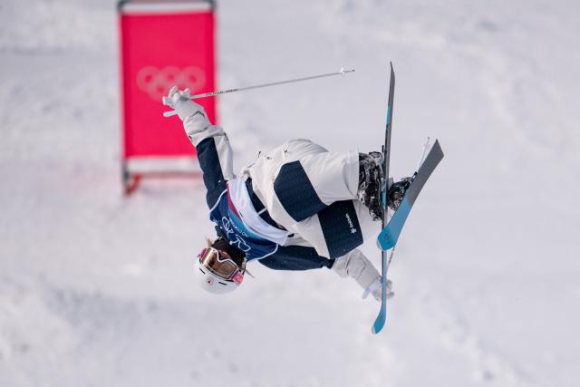 (260211) -- LIVIGNO, Feb. 11, 2026 (Xinhua) -- Yanagimoto Rino of Japan competes during the freestyle skiing women's moguls qualification at the Milan-Cortina 2026 Olympic Winter Games in Livigno, Italy, Feb. 11, 2026. (Xinhua/Hu Chao)