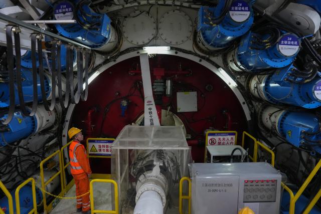 (260211) -- NINGBO, Feb. 11, 2026 (Xinhua) -- A technician works in the "Yongzhou" shield tunneling machine in the Jintang undersea tunnel of Ningbo-Zhoushan Railway in east China's Zhejiang Province, Feb. 11, 2026. The Jintang undersea tunnel, stretching 16.18 km, is an important facility for the Yongzhou (Ningbo-Zhoushan) high-speed railway and is set to be the world's longest undersea high-speed railway tunnel upon completion.
  So far the "Yongzhou" shield tunneling machine has achieved a tunneling mileage exceeding 3,146 meters. (Xinhua/Huang Zongzhi)